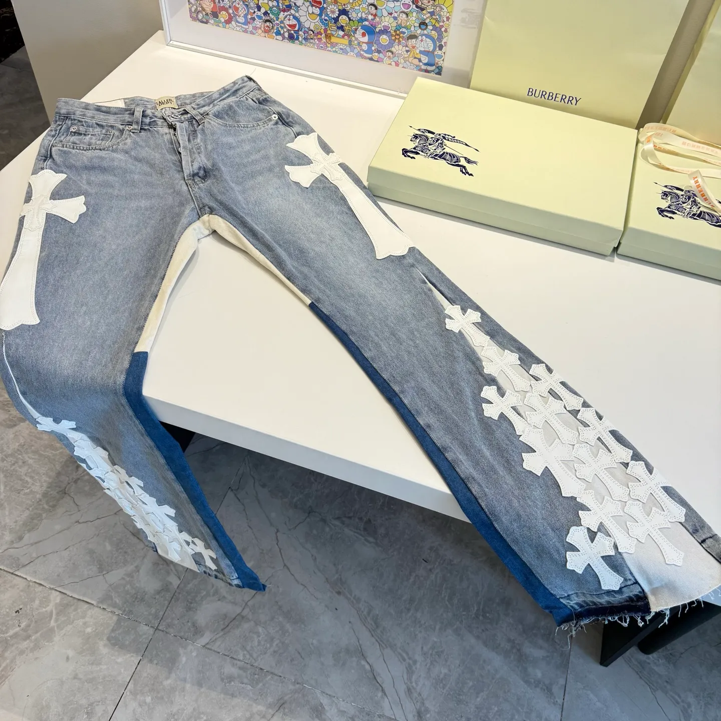 P290 model number: D441 GALLERY DEPT & Chrome hearts, multi-leather white cross loose washed flared jeans, truly restoring the ultimate vintage texture. The original hardware accessories, washed and other elevators, QR code analysis are all purchased from the original factory, with high degree of restoration. You are welcome to compare the products~ Three-dimensional version, loose and comfortable, not picky about the figure, tall and slim, factory Seiko, original factory quality control, same style for men and women, can be matched with couples, versatile recommendation Jeans that are a must-have for all seasons. Trendy people have been disappointed. From the quality selection of fabrics, the tailoring of details, and the matching of patterns, they are all impeccable! The upper body is so handsome when worn...it can be easily worn by men, women and children! The craftsmanship is made of heavy-duty washed pure cotton denim fabric. After washing, it is soft and thick. It is very stylish when worn. Size: 28, 30, 32, 34, 36 (S-XXL) Color: Stitching Size reference # 28 trouser length 100 waist 72 30 trouser length 102 waist 76 32 trouser length 104 waist 80 34 trouser length 106 waist 84 36 pants length 108 waist circumference 88